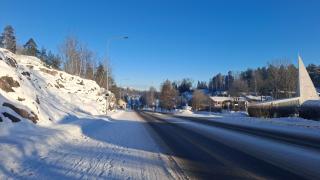 Talvinen katumaisema Hakunilassa Vantaalla kylpee kauniissa auringonpaisteessa.