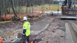 Mies katsoo työmaalla puistoon päin. 