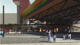 Ihmisiä ratikan asemalla Jumbon lähellä.