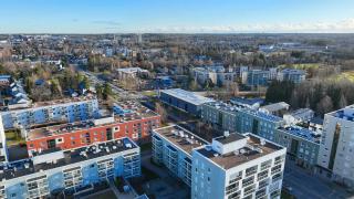 Ilmakuvassa kerrostaloja.