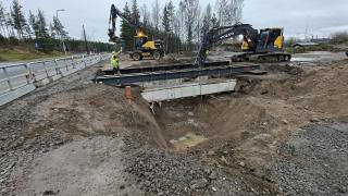 Länsimäentiellä melutöitä.