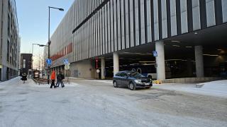 Ratatien läpiajo päättyy nykyisen bussiterminaalin edustalla