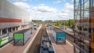 Havainnekuvassa ratapiha, jossa sisäänkäyntikatoksia alempiin kerroksiin.